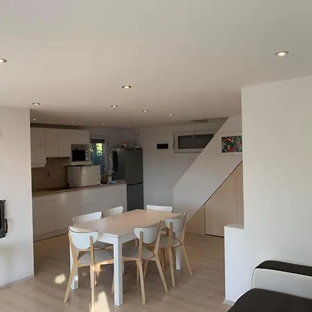 Holiday home 20 Min Von Budapest Direkt An Der Donau Majoshaza