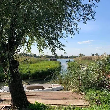Hotel 20 Min Von Budapest Direkt An Der Donau Majoshaza